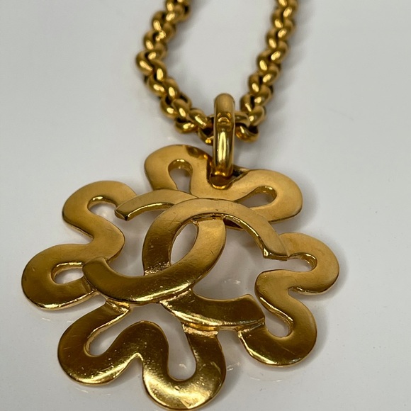 Chanel Vintage 1995 Gold CC Logo Daisy Necklace - Picture 7 of 10